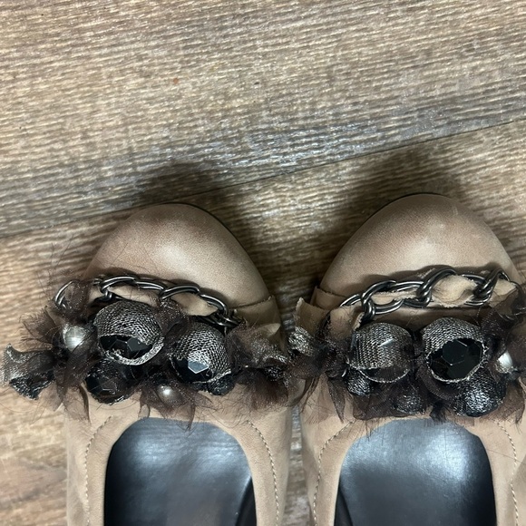 HOGL NWOT  7 Suede wedges with stone/feather embellishments - Picture 3 of 15